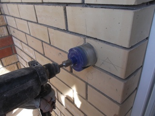 Сверление малых отверстий в бетоне или другом материале стен